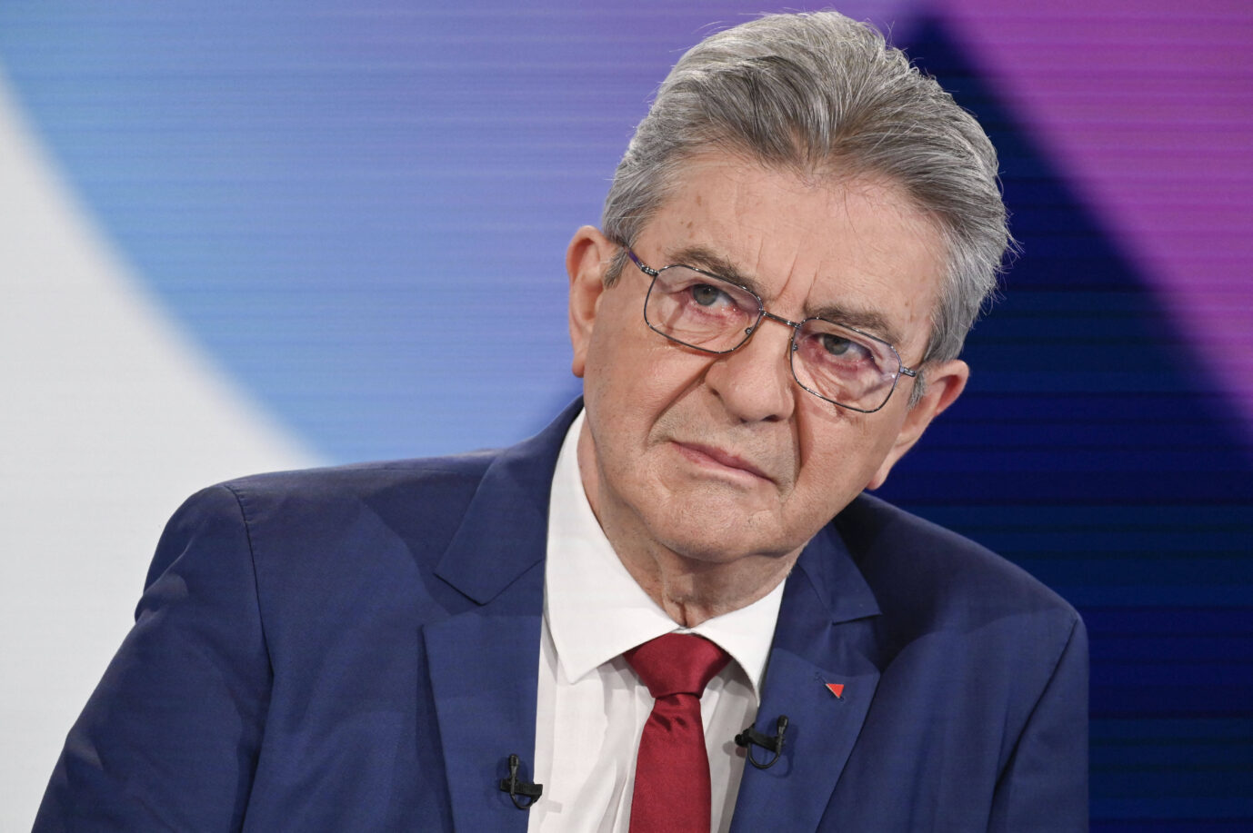 Er schaut traurig aus und macht sich eventuell Sorgen: Der Gründer der linksextremen Partei La France insoumise, Jean-Luc Mélenchon.