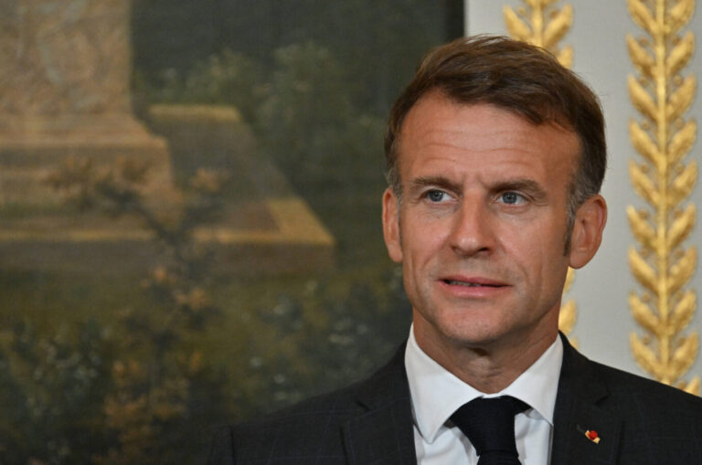 Der französische Präsident Emmanuel Macron schaut etwas bedröppelt in die Kamera – er hat sich das mit den Algeriern wohl nochmal überlegt