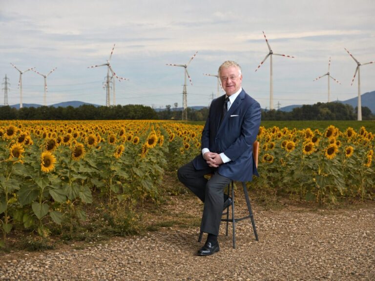 Evonik-Chef Christian Kullmann sitzt vor Windrädern – er ist skeptisch gegenüber der Energiewende, mag aber dennoch die AfD nicht