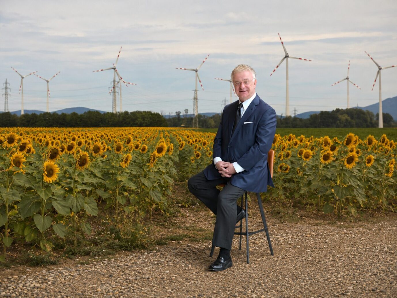 Evonik-Chef Christian Kullmann sitzt vor Windrädern – er ist skeptisch gegenüber der Energiewende, mag aber dennoch die AfD nicht