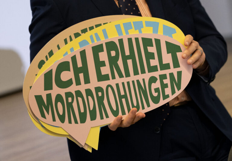 Der Slogan «ich erhielt Morddrohungen» wird zur Vorstellung der landesweiten Kampagne «MitRespekt!» gezeigt. Mit der Kampagne soll auf verbale und körperliche Gewalt gegen ehrenamtlich Engagierte, Mandatsträgerinnen und Mandatsträger oder Beschäftigte im öffentlichen Dienst aufmerksam gemacht werden. Die Kampagne wurde gemeinsam von Landesverband der Volkshochschulen Niedersachsens, dem Niedersächsischen Ministerium für Wissenschaft und Kultur und den kommunalpolitischen Vereinigungen von SPD, CDU, FDP und Grüne ins Leben gerufen.