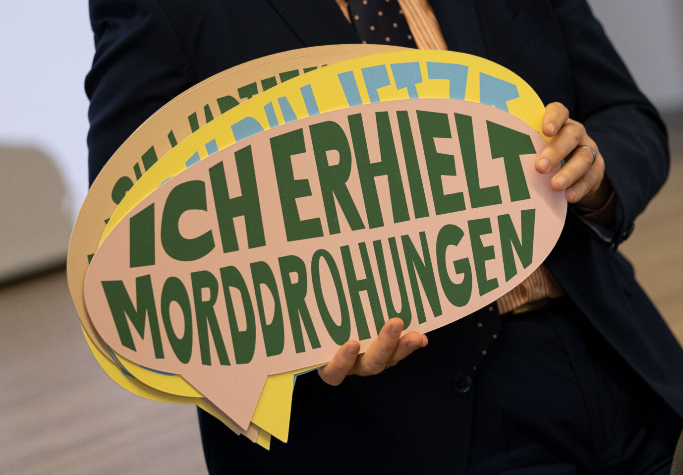 Der Slogan «ich erhielt Morddrohungen» wird zur Vorstellung der landesweiten Kampagne «MitRespekt!» gezeigt. Mit der Kampagne soll auf verbale und körperliche Gewalt gegen ehrenamtlich Engagierte, Mandatsträgerinnen und Mandatsträger oder Beschäftigte im öffentlichen Dienst aufmerksam gemacht werden. Die Kampagne wurde gemeinsam von Landesverband der Volkshochschulen Niedersachsens, dem Niedersächsischen Ministerium für Wissenschaft und Kultur und den kommunalpolitischen Vereinigungen von SPD, CDU, FDP und Grüne ins Leben gerufen.