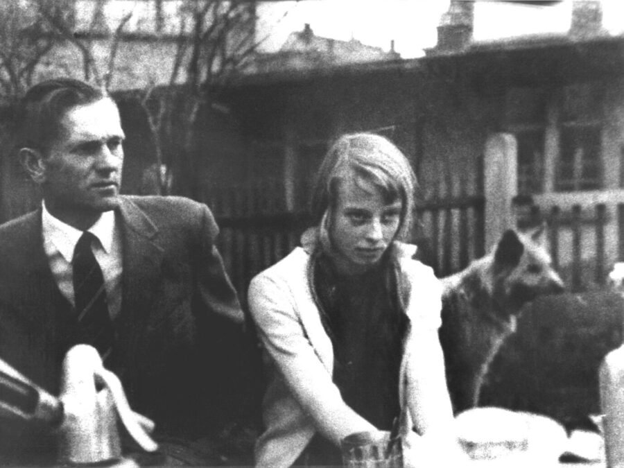 Pfarrer Oskar Brüsewitz mit seiner Tochter Dorothea: Sein Freitod sollte ein Zeichen gegen den Kommunismus in der DDR sein.