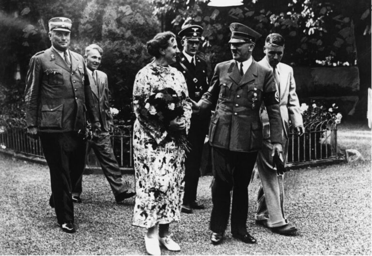 Hitler u.Winifred Wagner/Wahnfried,1937. Hitler, Adolf Politiker (NSDAP), 1889-1945. - Hitler, in Begleitung von Winifred Wagner und ihren Soehnen Wieland (rechts) und Wolfgang (2.v.l.), im Garten des Hauses Wahnfried.- Foto (Heinrich Hoffmann), 1937. Adolf Hitler bei den Bayreuther Festspielen 1937, hier mit Winifred Wagner und ihren Söhnen Wieland (r.) und Wolfgang (2.v.l.) im Garten des Hauses Wahnfried. Foto: picture-alliance / akg-images | akg-images