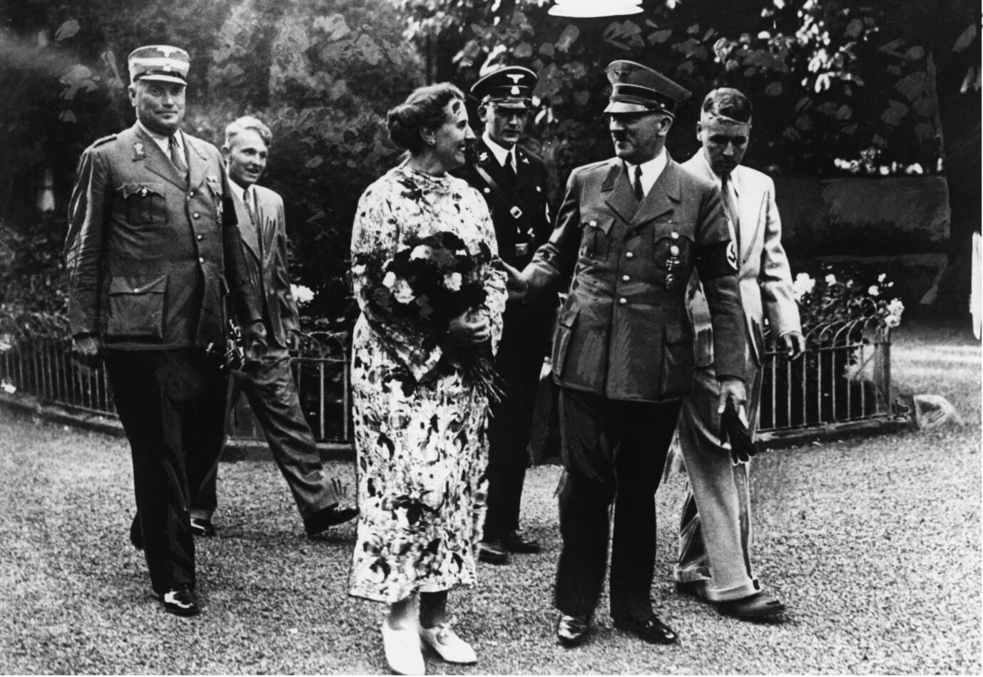 Hitler u.Winifred Wagner/Wahnfried,1937. Hitler, Adolf Politiker (NSDAP), 1889-1945. - Hitler, in Begleitung von Winifred Wagner und ihren Soehnen Wieland (rechts) und Wolfgang (2.v.l.), im Garten des Hauses Wahnfried.- Foto (Heinrich Hoffmann), 1937. Adolf Hitler bei den Bayreuther Festspielen 1937, hier mit Winifred Wagner und ihren Söhnen Wieland (r.) und Wolfgang (2.v.l.) im Garten des Hauses Wahnfried. Foto: picture-alliance / akg-images | akg-images