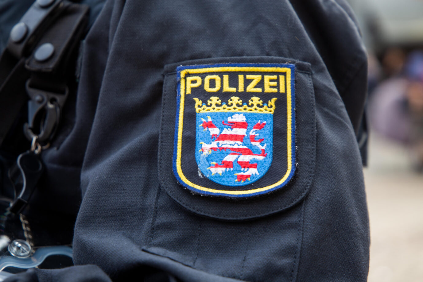 Wappen der Polizei Hessen (Symbolbild): Zwei der drei Tatverdächtigen der Gruppenvergewaltigung sind Polen. Foto: picture alliance / CHROMORANGE | Udo Herrmann