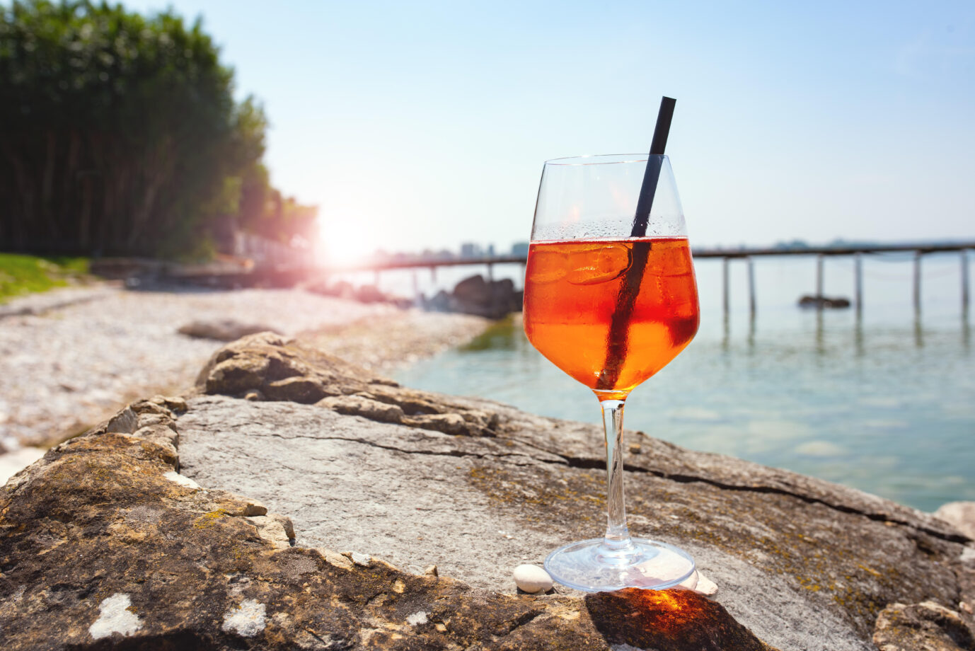Aperol Spritz am Gardasee (Symbolbild): Die „Eurosommer“-Genießer blicken vor allem auf Südeuropa mit Neid. Foto: picture alliance / Shotshop | Gudrun Krebs