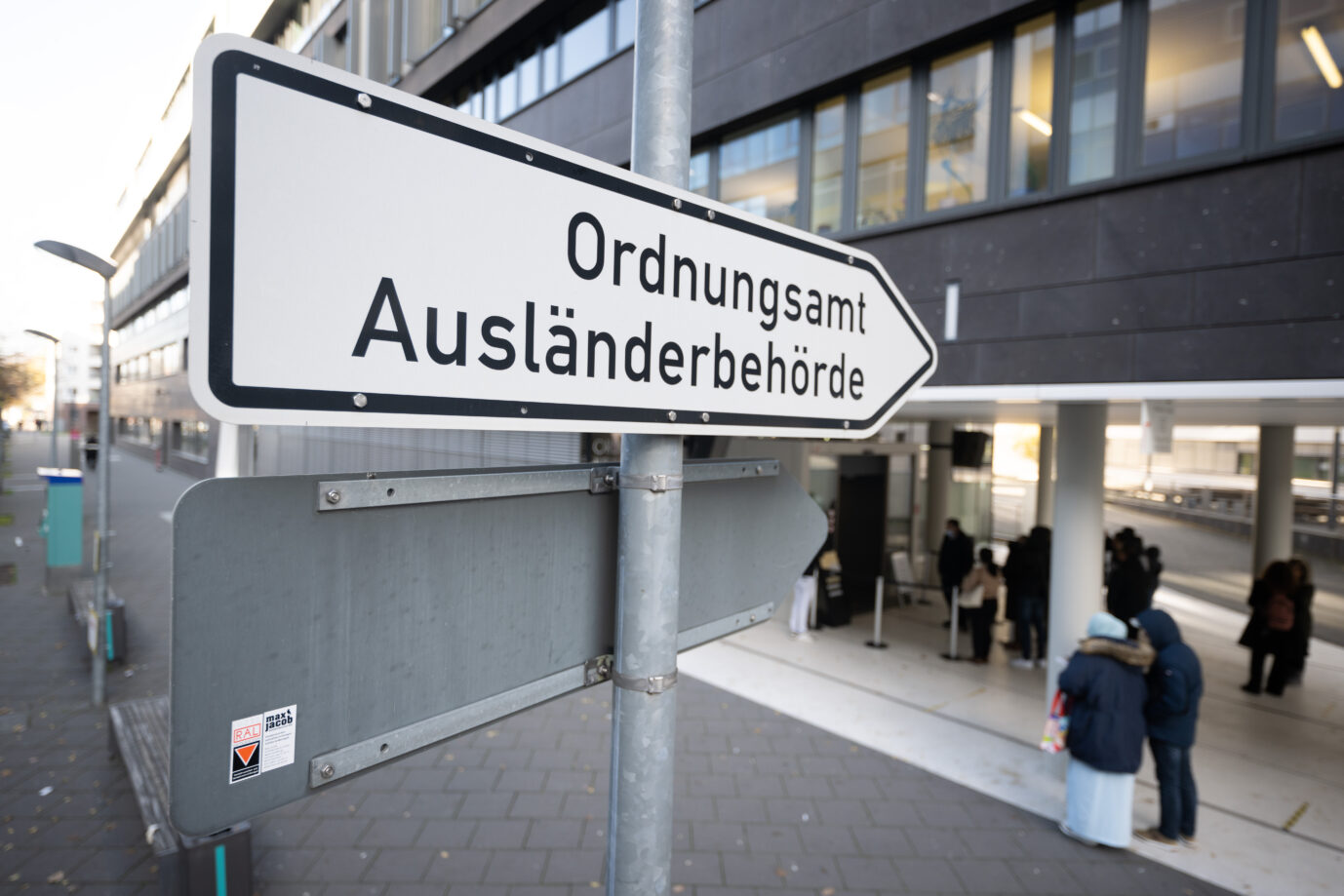 Ein Schild weist auf die Ausländerbehehörde und das Ordnungsamt von Frankfurt am Main hin. (zu dpa «Ausländerbehörden am Limit - Langzeiterkrankungen und Anfeindungen»). Die Ausländerbehehörde von Frankfurt am Main hin (Symbolbild): Die Behörden wollen ungern über die Aufenthaltstitel ihrer Mitarbeiter sprechen. Foto: picture alliance/dpa | Sebastian Gollnow