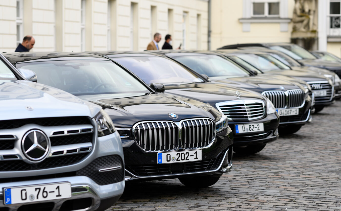 Zahlreiche dunkle Limousinen von Botschaften mit Diplomatenkennzeichen stehen anlässlich eines Empfangs vor dem Schloss Bellevue. Die Dienstfahrzeuge des Diplomatischen Corps haben spezielle Diplomaten-Kennzeichen. Limousinen von Botschaften mit Diplomatenkennzeichen (Symbolbild): Am häufigsten haben Vertreter der saudi-arabischen Botschaft Ordnungswidrigkeiten begangen. Foto: picture alliance/dpa | Bernd von Jutrczenka