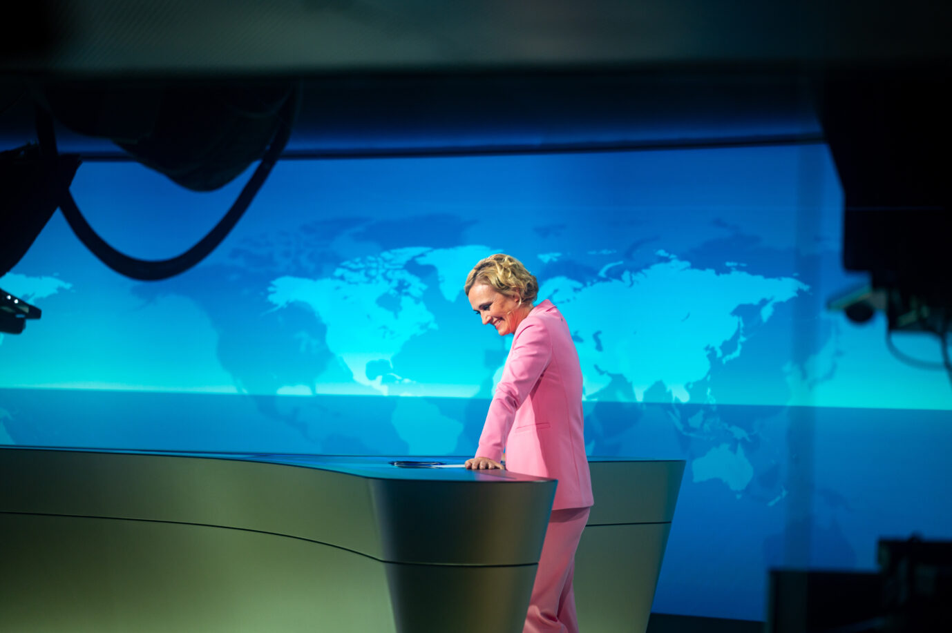 Moderatorin Caren Miosga während ihrer letzten Sendung „Tagesthemen“ im Studio. Foto: picture alliance/dpa | Jonas Walzberg. Juristisch ist die Glashaus-Studie keine Grundlage, um mit dem Rundfunkbeitrag abzurechnen.