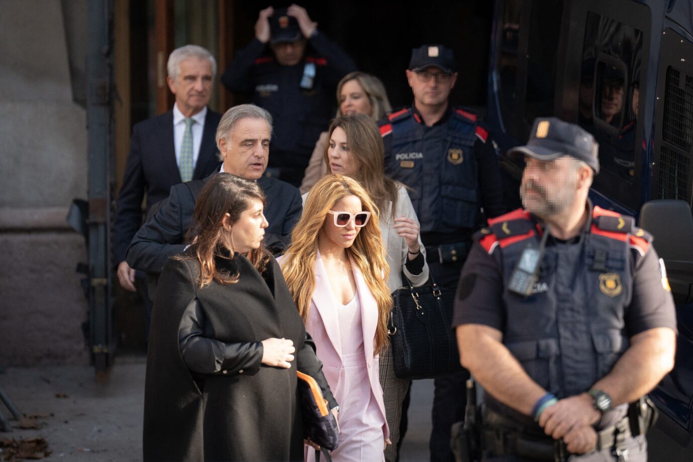 Die Sängerin Shakira mit ihrem Anwaltsteam in Barcelona, Spanien: Wer Einspruch gegen einen Entscheid des Fiskus einlegen will, muss erst die angefochtene Steuerforderung begleichen. Foto: picture alliance / abaca | Europa Press/ABACA