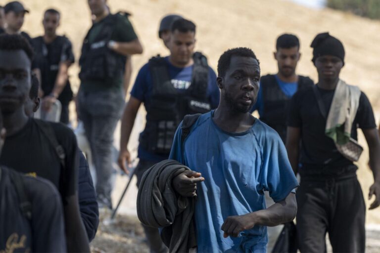 Das Bild zeigt Afrikaner in Ceuta.