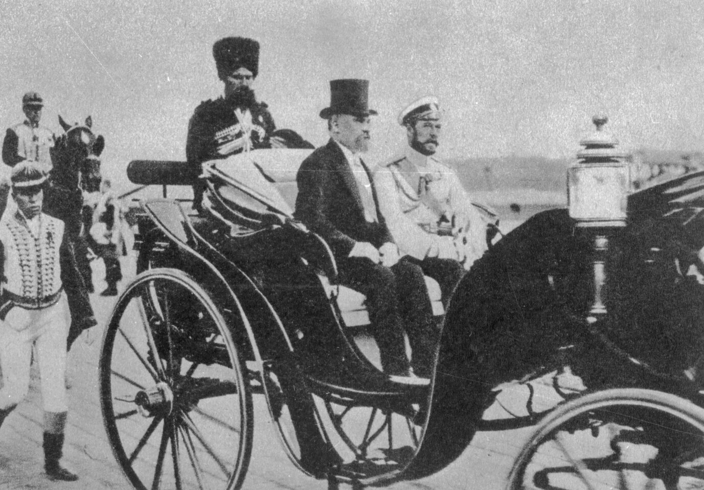 Bündnisschmieden vor dem Ersten Weltkrieg: Der französische Präsident Raymond Poincare (l.) fährt mit Zar Nikolaus II. in der Kutsche.