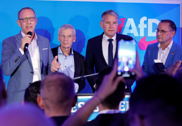 Ein Bild vom September 2024: Die Spitzenkandidaten der AfD in Sachsen, Jörg Urban, in Brandenburg, Hans-Christoph Berndt und in Thüringen Björn Höcke mit dem AfD-Bundeschef Tino Chrupalla.