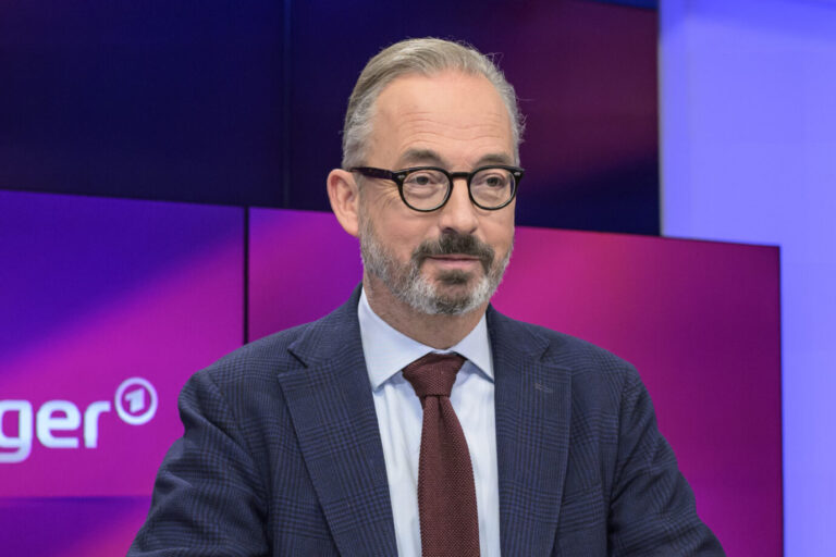 GER, Berlin, Studio, zu Gast bei - maischberger, Polittalk, TV, Format, mit Moderatorin - Sandra Maischberger, Das Erste, aus Adlershof - am Studio 20, im Bild v.l.: Jan Fleischhauer (Focus), 21.01.2025. Kolumnist Jan Fleischhauer: Ihm zufolge kompostiert der grüne Ansteckungseffekt, der schon der SPD einen Faulstich gab, nun auch die CDU. Foto: picture alliance / HMB Media | Uwe Koch