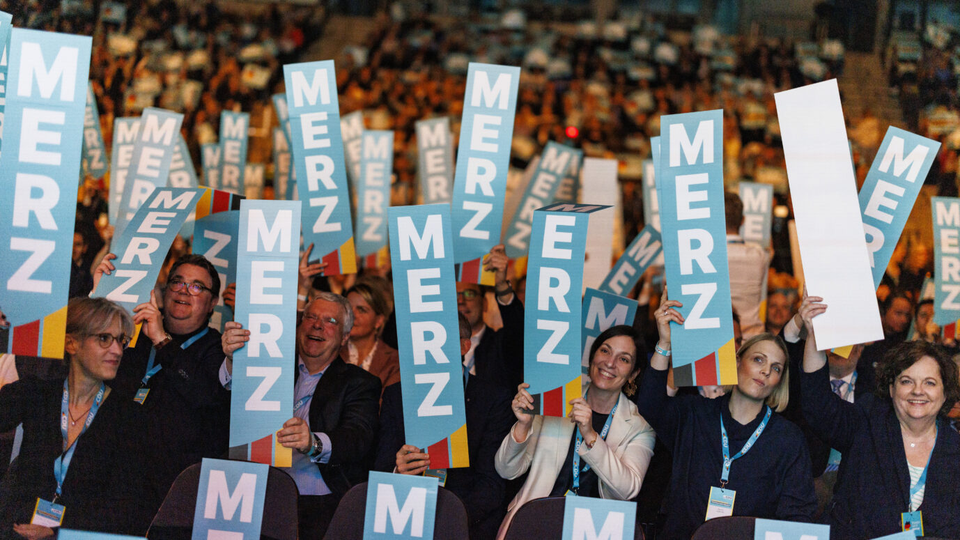 CDU-Anhänger feiern ihren Vorsitzenden Friedrich Merz kurz vor der Bundestagswahl 2025.