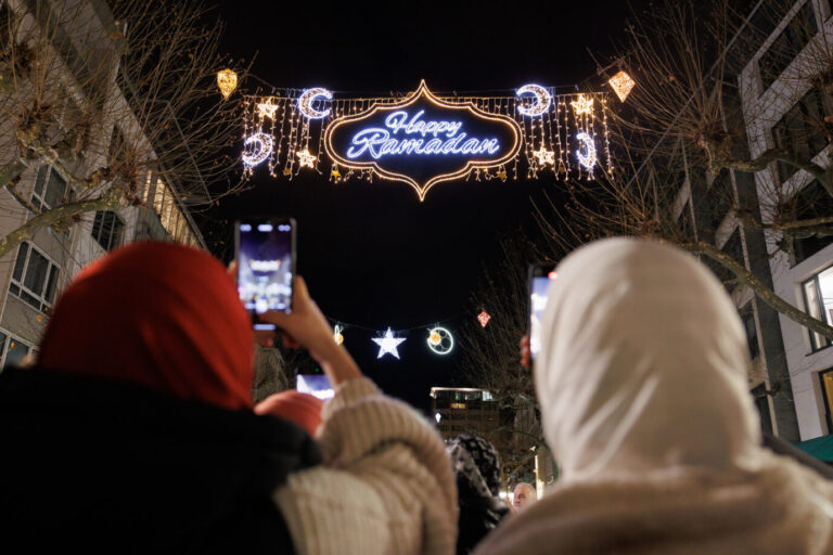 Die „Happy Ramadan“ Beleuchtung in Frankfurt am Main (Symboldbild): Islamverbände nutzen jede Möglichkeit, Verbündeten zu finden. Foto: picture alliance/dpa | Lando Hass
