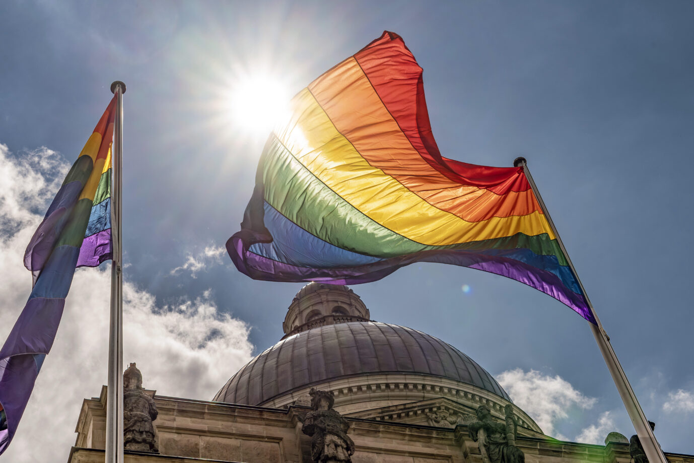 Deutschland, München, 28. Juni 2025, Regenbogenfahnen wehen vor der Bayerischen Staatskanzlei, aus Anlass des CSD 2025,, im Rahmen der Pride Weeks, Christopher Street Day, Solidarität, Politik, CSU, Bayern, bayerisch, Regenbogenfahnen wehen in München (Symbolbild): Die Eltern reichten eine Dienstaufsichtsbeschwerde ein. Foto: picture alliance / Wolfgang Maria Weber | Wolfgang Maria Weber. Das Landratsamt Dachau hat ein Bußgeldverfahren gegen einen 14jährigen Schüler eingeleitet, weil dieser nicht an einem queeren Workshop in der Schule teilnahm