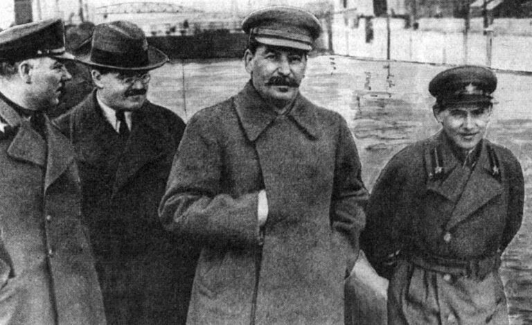 Sowjetdiktator Josef Stalin (2. v. r.) ließ NKWD-Chef Nikolai Jeschow (r.) ermorden und aus der Erinnerung tilgen.
