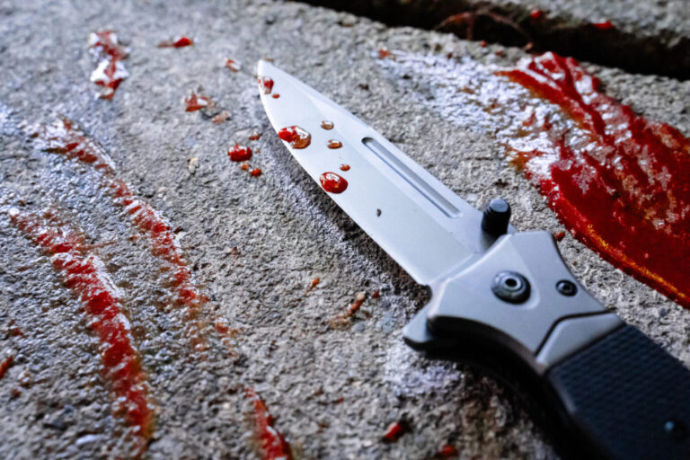 Bluttropfen auf einem Messer (Symbolbild): Während die Zahl der Stichverletzungen im Zusammenhang mit Gewaltdelikten im Norden und Osten konstant blieben, steigt sie im Westen und Süden. Foto: picture alliance / CHROMORANGE | Michael Bihlmayer