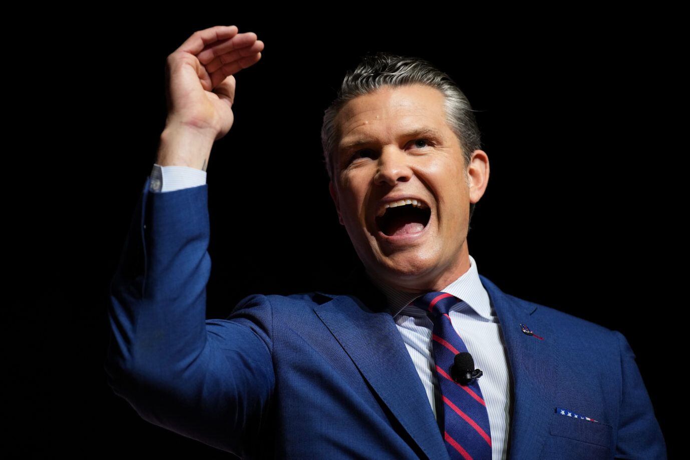 Kriegsminister Pete Hegseth: dementiert Behauptungen über Munitionsknappheit der US-Armee Foto: picture alliance / ASSOCIATED PRESS | Andrew Harnik