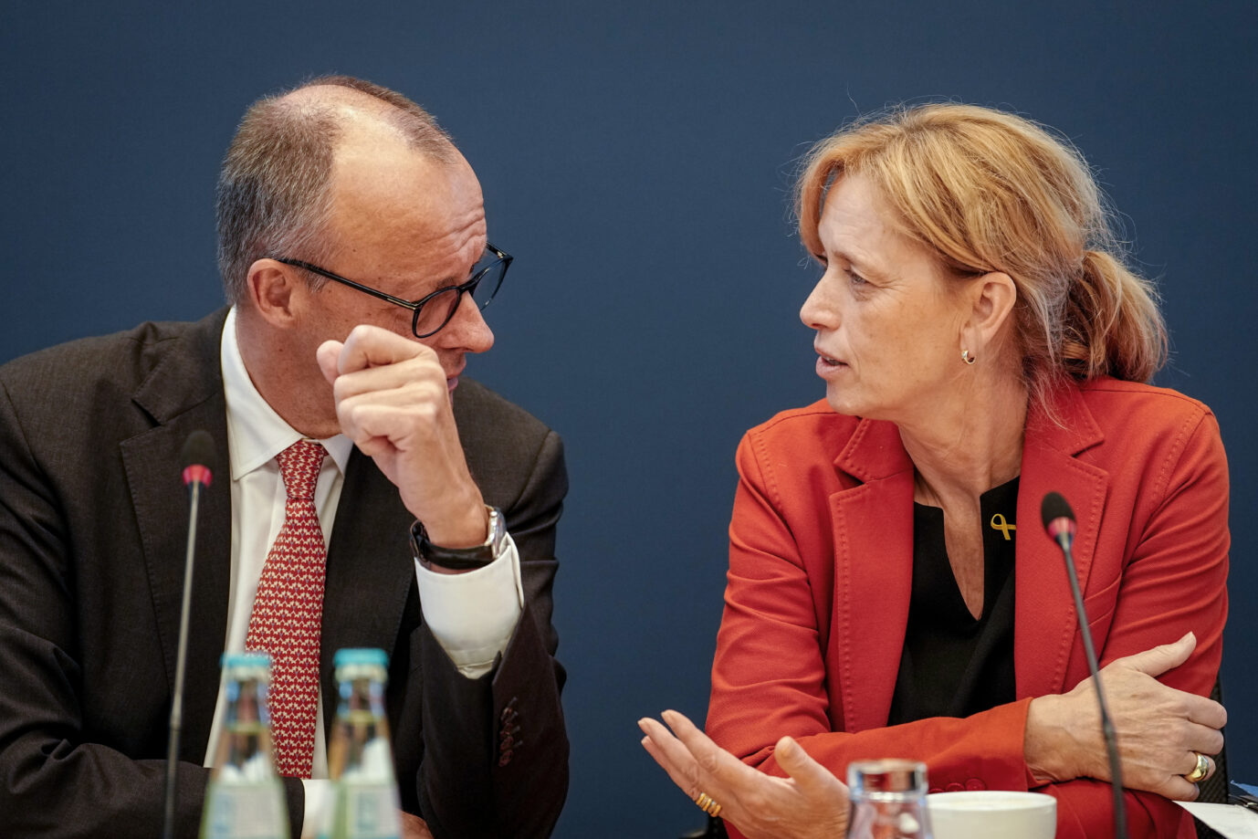 Bundeskanzler Friedrich Merz (CDU) und die für Gleichberechtigungsapparat zuständige Ministerin: Karin Prien (CDU), Bundesministerin für Bildung, Familie, Senioren, Frauen und Jugend. Foto: picture alliance/dpa | Kay Nietfeld