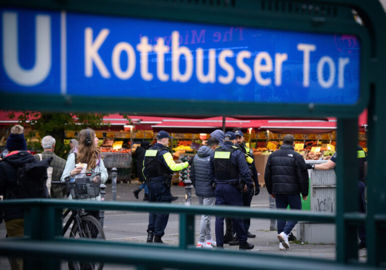 Polizeibeamte der Brennpunkt- und Präsenzeinheit (BPE) der Polizei Berlin überprüfen am Kottbusser Tor in Kreuzberg Personen nach dem dort geltenden Waffen- und Messerverbot. Die BPE befasst sich überwiegend mit der polizeilichen Arbeit an den kriminalitätsbelasteten Orten der Direktion 5 (City). Schwerpunkte sind, neben dem Alexanderplatz und der Warschauer Brücke, der Görlitzer Park und das Gebiet rund um das Kottbusser Tor. Die Polizei darf dort künftig KI einsetzen.