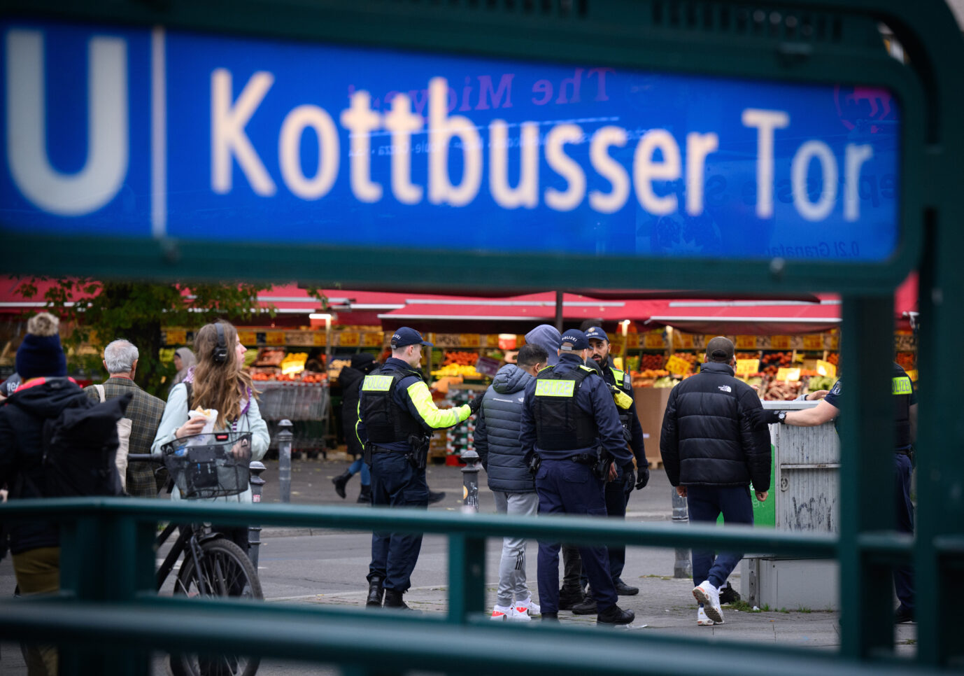 Polizeibeamte der Brennpunkt- und Präsenzeinheit (BPE) der Polizei Berlin überprüfen am Kottbusser Tor in Kreuzberg Personen nach dem dort geltenden Waffen- und Messerverbot. Die BPE befasst sich überwiegend mit der polizeilichen Arbeit an den kriminalitätsbelasteten Orten der Direktion 5 (City). Schwerpunkte sind, neben dem Alexanderplatz und der Warschauer Brücke, der Görlitzer Park und das Gebiet rund um das Kottbusser Tor. Die Polizei darf dort künftig KI einsetzen.