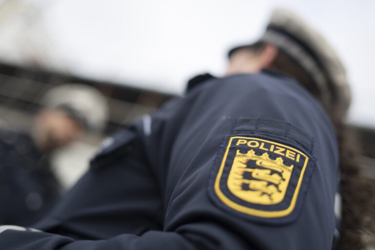 Ein Polizist und eine Polizistin der Polizei Baden-Württemberg stehen in einem Industriegebiet. (gestellte Szene). Polizei in Baden-Württemberg (Symbolbild): Der Anteil nichtdeutscher Tatverdächtiger lag bei Gruppenvergewaltigungen zwischen 2018 und 2025 durchschnittlich bei über 50 Prozent. Foto: picture alliance/dpa | Marijan Murat