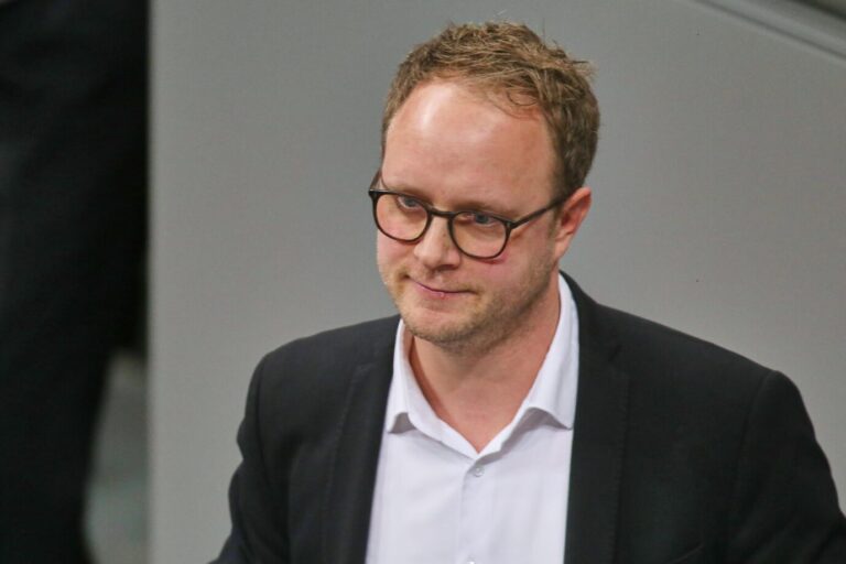 Berlin, Deutschland: Deutscher Bundestag: 53. Bundestagssitzung: Marcel Emmerich, Grüne. Er will mehr Afghanen in seiner Heimatstadt Ulm.