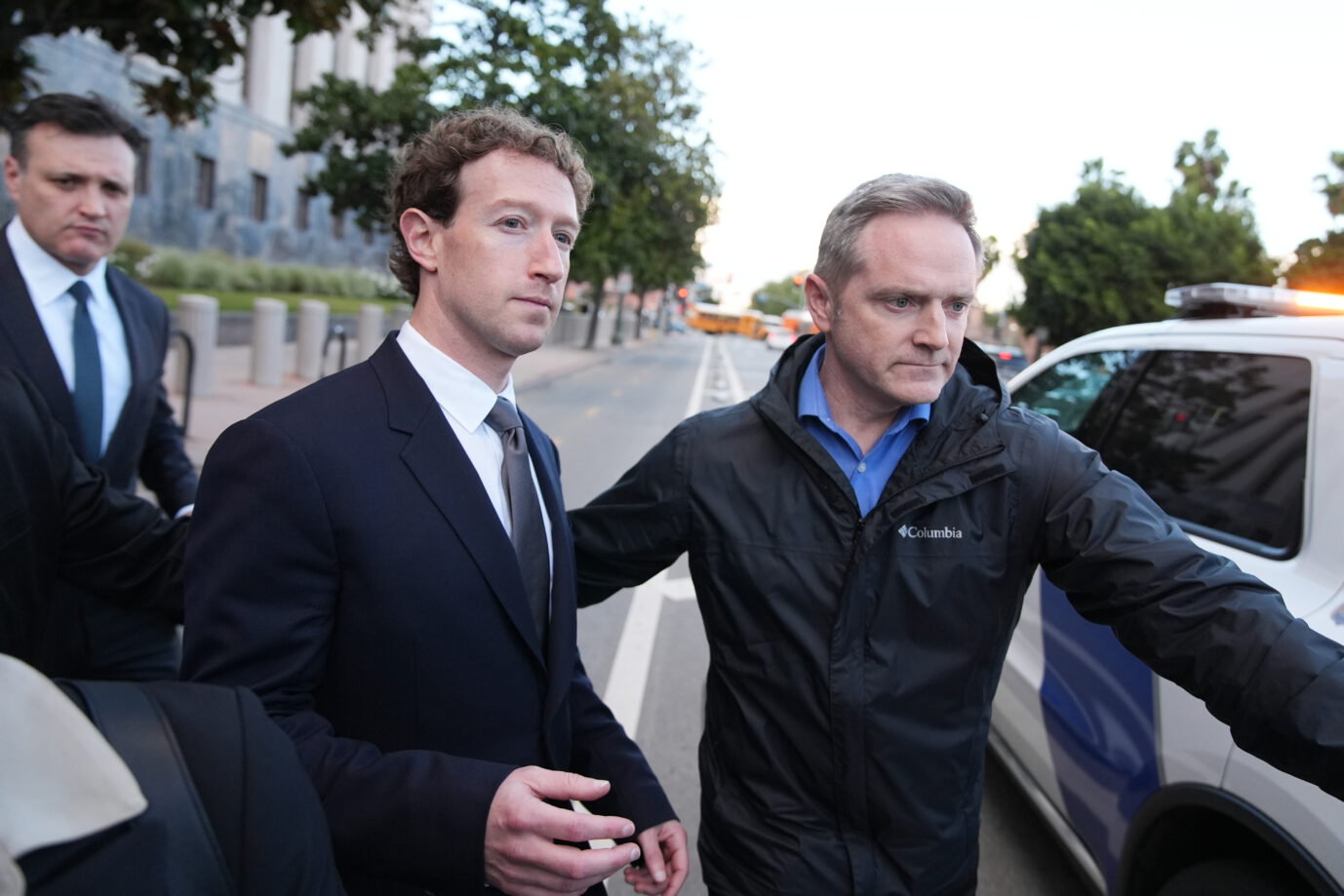 Meta CEO Mark Zuckerberg (M.) soll wieder vor Gericht Aussagen, ob sein Unternehmen Kinder abhängig macht (Archivbild).