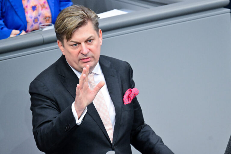 Maximilian Krah (AfD), Mitglied des Bundestages, spricht während der 60. Sitzung des 21. Deutschen Bundestages zum Thema Reform des Gemeinsamen Europäischen Asylsystems.