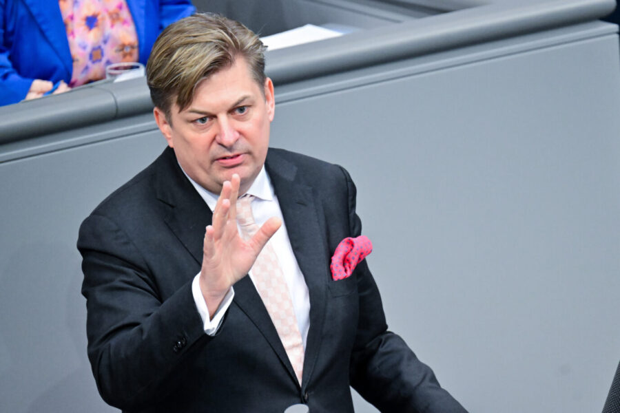 Maximilian Krah (AfD), Mitglied des Bundestages, spricht während der 60. Sitzung des 21. Deutschen Bundestages zum Thema Reform des Gemeinsamen Europäischen Asylsystems.