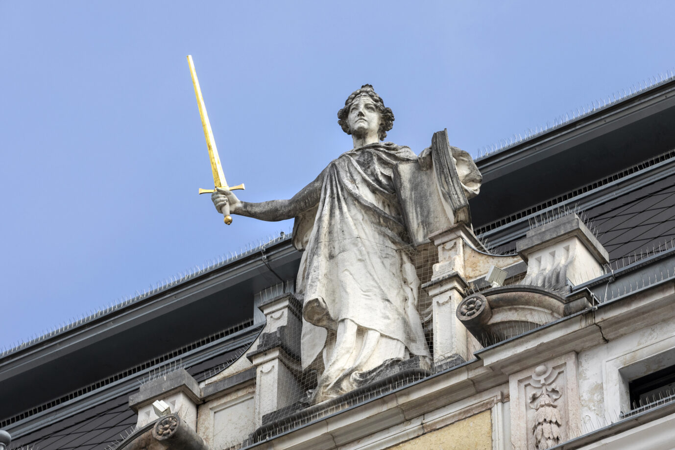Justitia römische Göttin der Gerechtigkeit am Landesgericht Salzburg, Salzburg Stadt, Österreich //. Es ist ein Symbolbild für einen Artikel über die Richter und Staatsanwälte, die ein AfD-Verbot fordern. Justitia Roman goddess of justice at the Regional Court Salzburg, Salzburg city, Austria - 20260323_PD14817