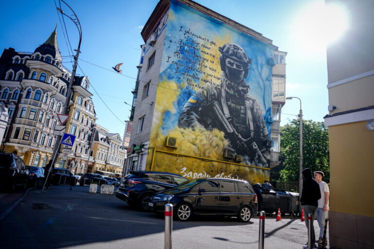 Ein riesiges Wandgemälde mit einer ukrainischen Soldatin ziert ein Haus in der Hauptstadt der Ukraine am Rande des Besuchs des deutschen Verteidigungsministers. Auf dem Programm stehen politische Gespräche.