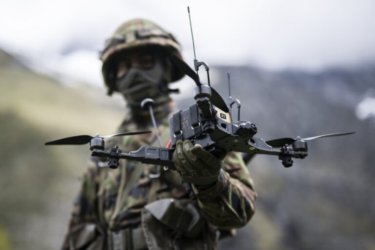 Ein Schweizer Soldat posiert mit einer Angriffsdrohne auf dem Schiessplatz Wichlen in Elm. Können die Drohnen Panzer ersetzen? Foto: picture alliance/KEYSTONE | GIAN EHRENZELLER