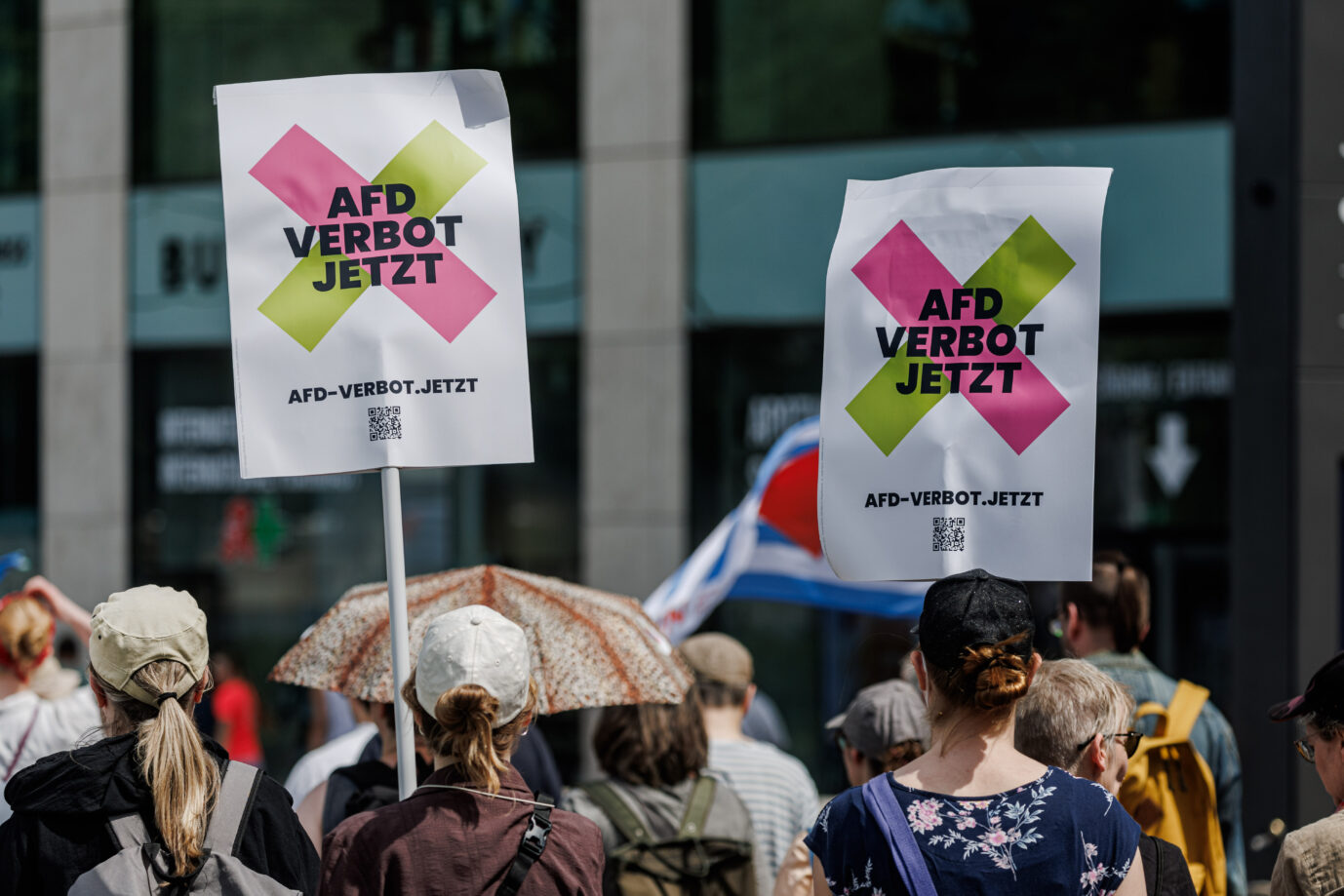 Demonstrierende halten bei einer Demonstration Schilder mit der Aufschrift «AfD Verbot jetzt». Am Tag des Grundgesetzes demonstrieren Menschen bundesweite ein Verbot der AfD.