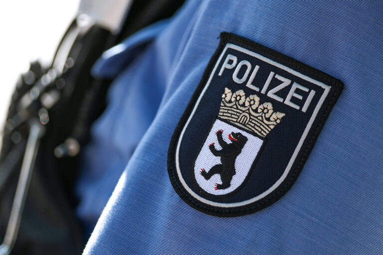 23.05.2026, Berlin, Großeinsatz der Polizei rund um das DFB-Pokal Finale. Logo mit Schriftzug der Berliner Polizei auf der Arbeitskleidung eines Polizisten im Einsaz