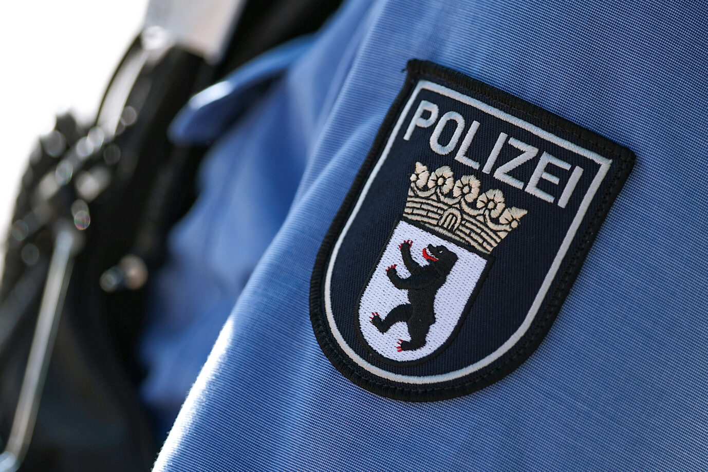 23.05.2026, Berlin, Großeinsatz der Polizei rund um das DFB-Pokal Finale. Logo mit Schriftzug der Berliner Polizei auf der Arbeitskleidung eines Polizisten im Einsaz