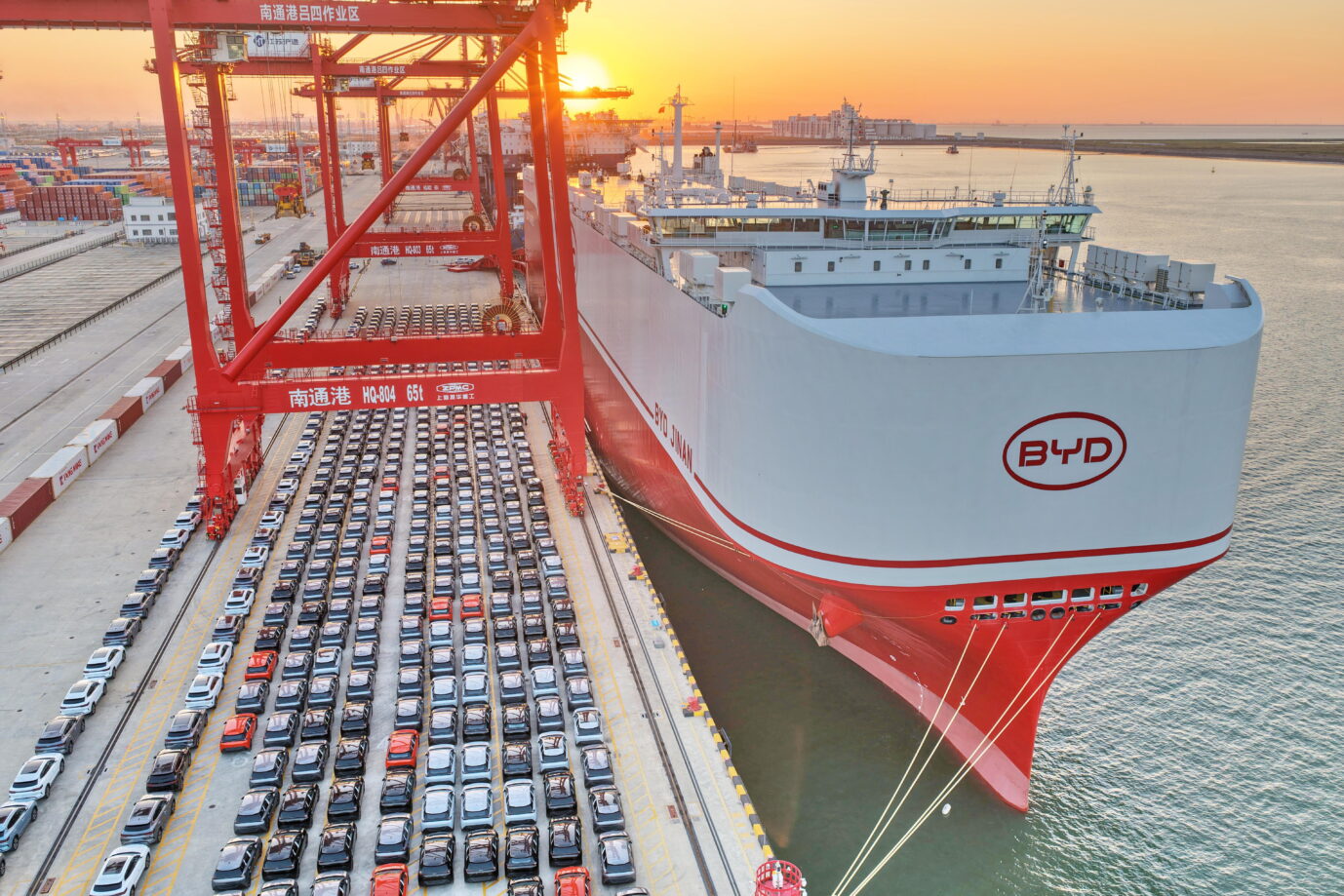 Autotransporter in China: Der Export von BYD-Autos, chinesischen E-Modellen schreitet voran. Foto: picture alliance / Sipa USA | Imaginechina