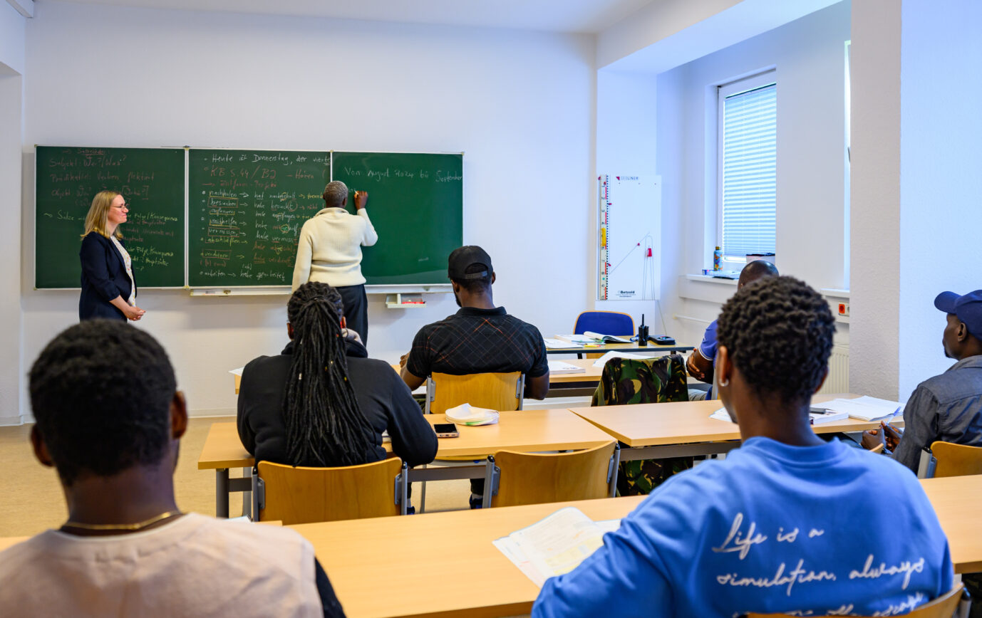 Melanie Bärsch, Lehrerin für Deutsch als Zweitsprache, unterrichtet Migranten im Chancencenter der Landesübergangseinrichtung. Das Chancencenter soll Menschen mit unsicherem Aufenthaltsstatus aufnehmen, die aus objektiven Gründen nicht abgeschoben werden können. Nach einer Testphase nimmt das Chancencenter nun den Regelbetrieb auf. Ein Deutschkurs für Migranten (Symbolbild): Laut der AfD-Politikerin Dietz könne der Ärztemangel nicht allein über Zuwanderung behoben werden. Foto: picture alliance/dpa | Patrick Pleul
