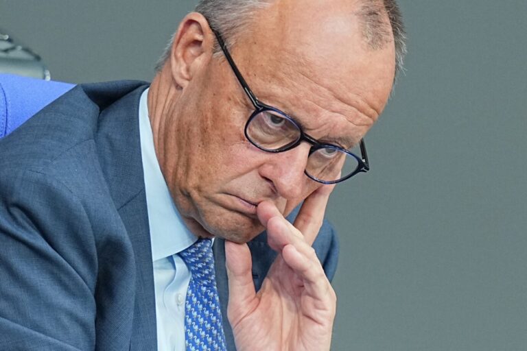 Bundeskanzler Friedrich Merz (CDU) hört während einer Debatte im Plenarsaal im Bundestag zu. Die Union ist unbeliebt.