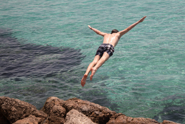 Ein Mann springt am Strand von Illetes an der Südküste der Insel Mallorca ins Meer. Auch am Wochenende werden in der Region extrem hohe Temperaturen erwartet. Ein Mann springt ins Meer (Symbolbild): Wäre am kommenden Tag Bundestagswahl, würde die FDP ins Parlament ziehen. Foto: picture alliance/dpa | Clara Margais.