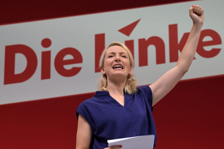 Ines Schwerdtner, Vorsitzende der Partei Die Linke, bei ihrer Antrittsrede während des Bundesparteitages der Linken in die Metropolis Halle in Potsdam. Schwerpunkte des dreitägigen Parteitages sind die Wahl des Parteivorstandes und die inhaltliche politisch aktuelle Debatte. Sie mischt sich in den Wahlkampf in Berlin ein und fordert Enteignungen.