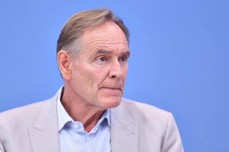 Berlin, Deutschland: Bundespressekonferenz: Kommunalfinanzen im freien Fall ? Forderungen der kommunalen Spitzenverbände an Bund und Länder: Burkhard Jung, Präsident des Deutschen Städtetages (DST)