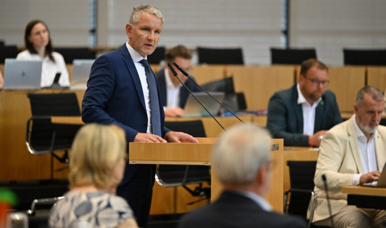 Björn Höcke, Vorsitzender der AfD in Thüringen und AfD-Fraktionschef, spricht während der Sondersitzung des Thüringer Landtags. Im Anschluss an die Sondersitzung zum Antrag der AfD „Parteienfreiheit, Versammlungsfreiheit und öffentliche Sicherheit gewährleisten – Bundesparteitag der AfD in Erfurt vor rechtswidrigen Blockaden und politischer Einschüchterung schützen“ beginnt die reguläre Landtagssitzung. Chef der AfD-Thüringen, Björn Höcke: Bereits im Februar reichte die AfD-Fraktion ein konstruktives Misstrauensvotum gegen Voigt ein. Foto: picture alliance/dpa | Martin Schutt