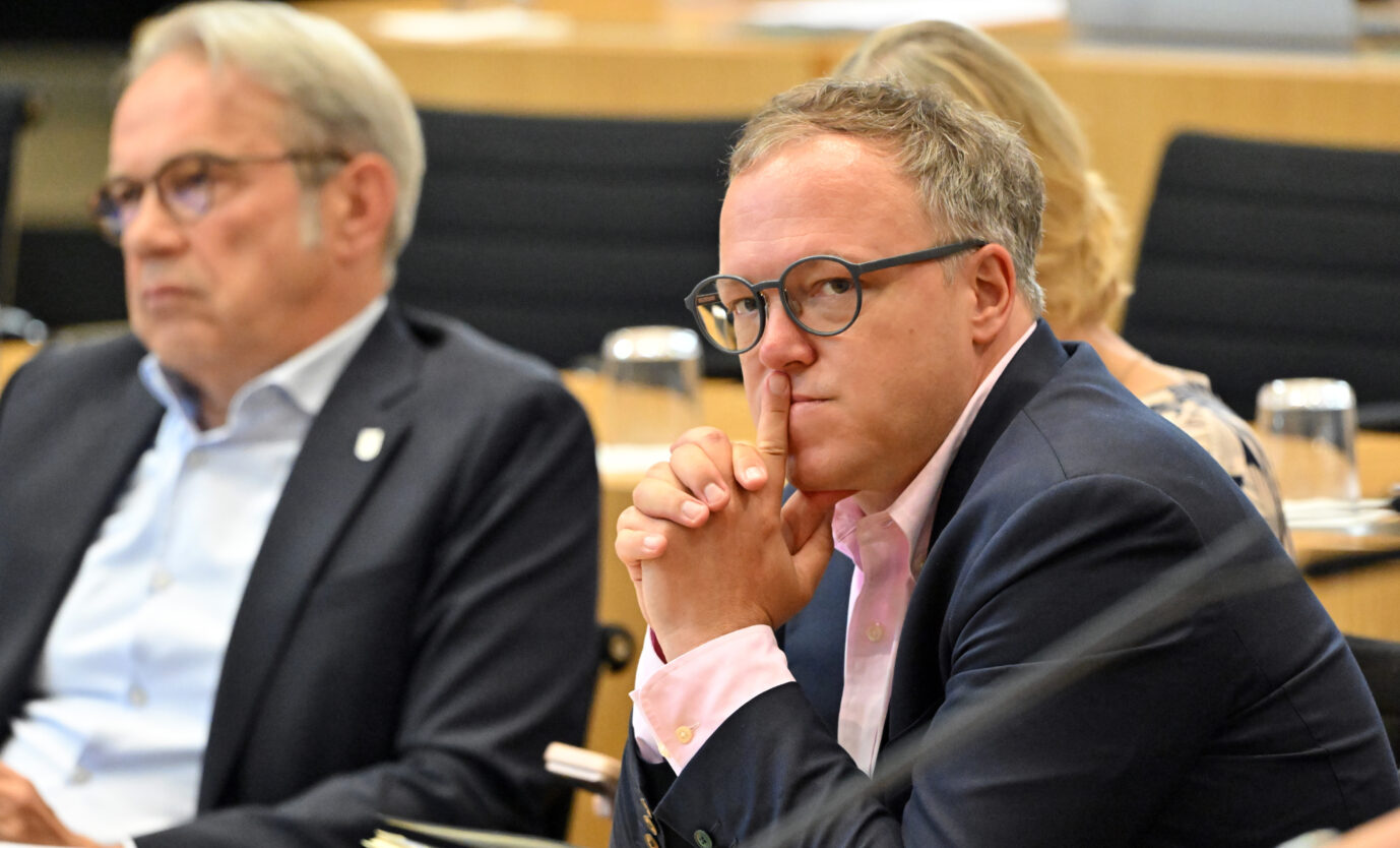 Kämpft weiter gegen die Aberkennung seines Doktortitels: Mario Voigt (r, CDU), Ministerpräsident von Thüringen.