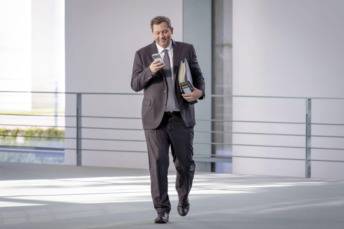 Bundesfinanzminister Lars Klingbeil (SPD) will Start-ups mit Steuererleichterungen helfen.