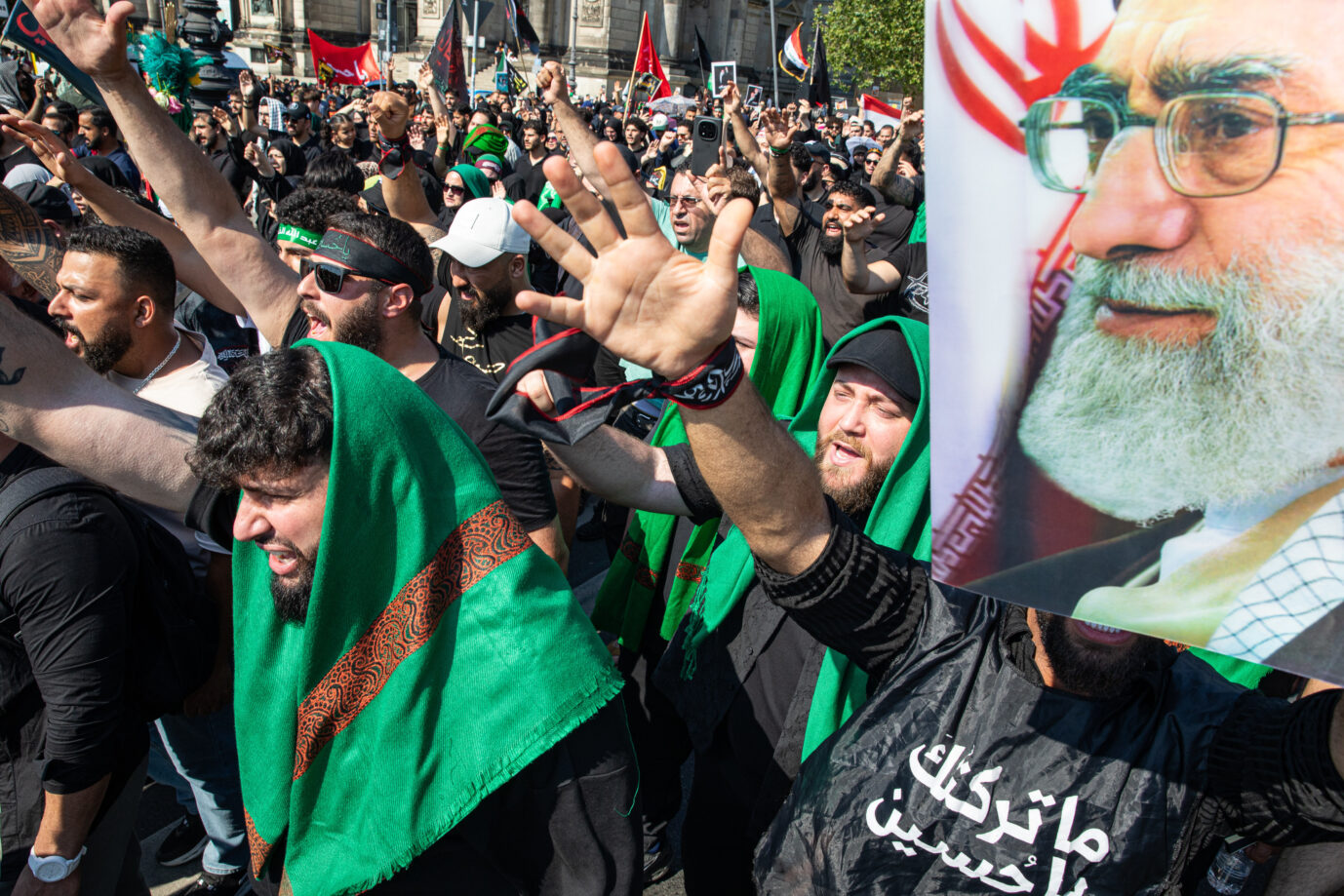 June 27, 2026, Berlin, Berlin, Germany: Participants raise their hands while chanting during the annual Ashura procession outside Berlin Cathedral in Berlin, Germany, on Saturday, June 27, 2026. A portrait of Iran's late Supreme Leader Ayatollah Ali Khamenei was carried among religious banners and flags during the Shiite Muslim commemoration of Imam Hussein. (Credit Image: Â© Michael Kuenne/PRESSCOV via ZUMA Press Wire. Muslime demonstrieren in Berlin (Symbolbild): Kleinparteien, die unter „Sonstige“ kategorisiert werden, kommen bei Muslimen auf null Prozent. . Wenn am kommenden Sonntag Bundestagswahl wäre, bei der nur Muslime wählen dürften, dann würde die Linkspartei gemeinsam mit der SPD auf eine Mehrheit kommen.