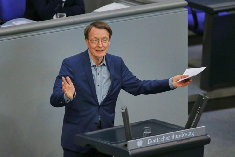 Berlin, Deutschland: Deutscher Bundestag: 83. Bundestagssitzung: Karl Lauterbach, SPD